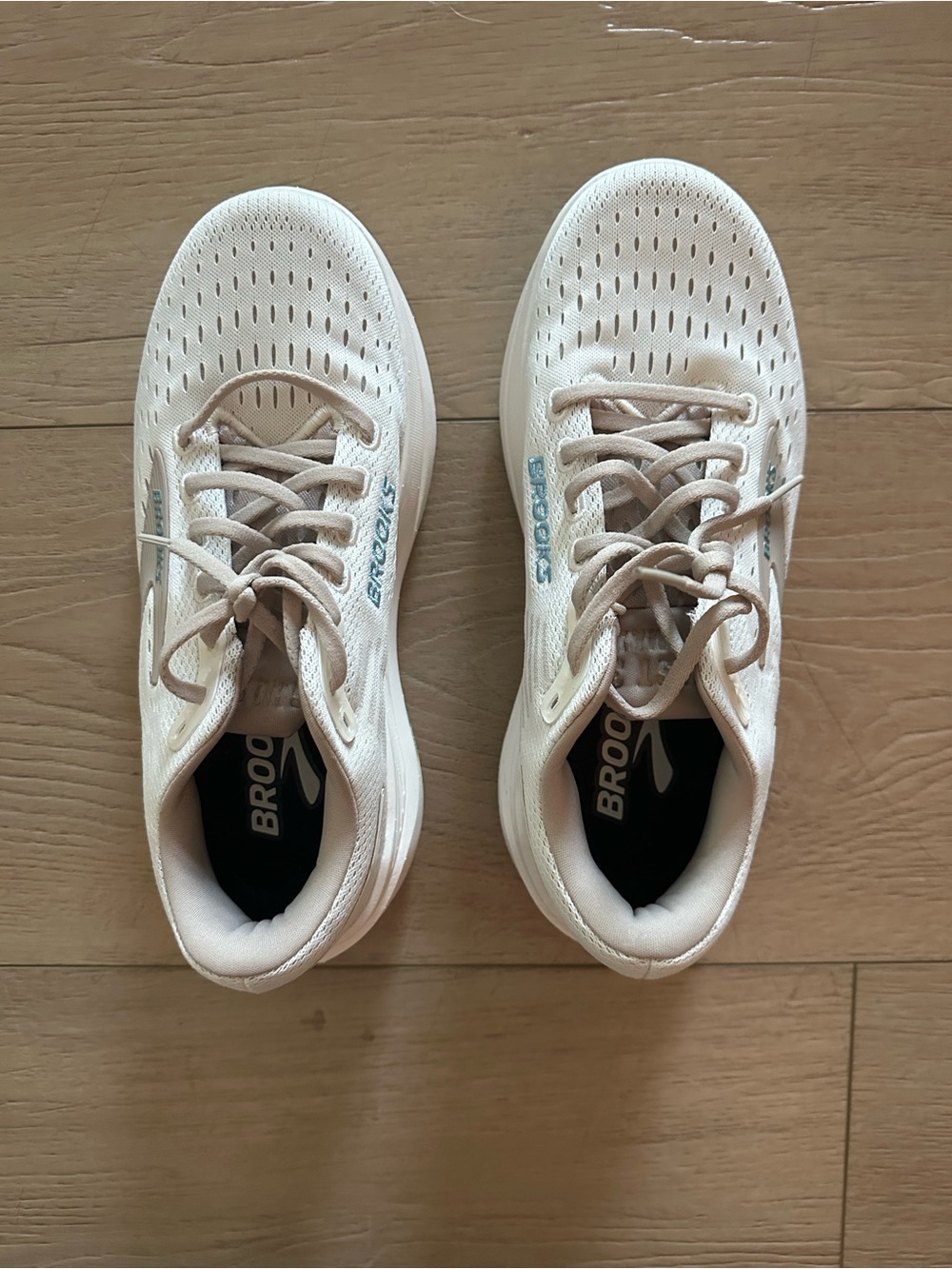 Brooks Women's Running Shoes - Cream with Light Blue Logo